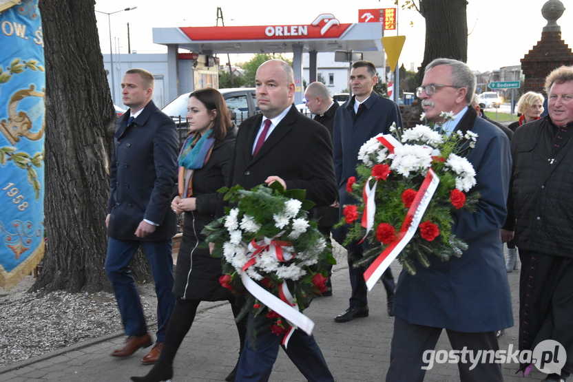 Wartę przy pomniku rozstrzelanych wystawił 4. Pułk Przeciwlotniczy w Lesznie oraz klasa wojskowa Zespołu Szkół Ogólnokształcących i Zawodowych w Krobi