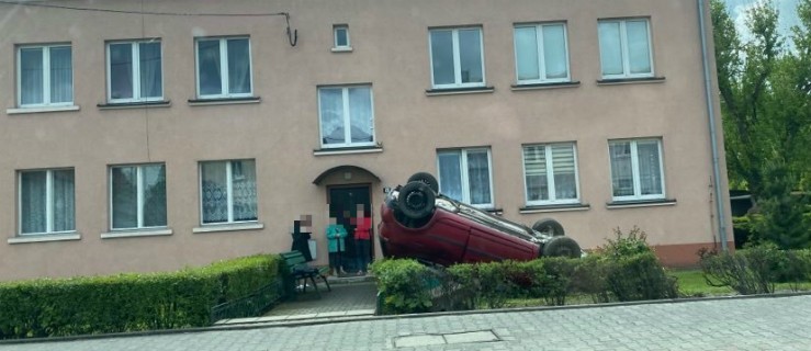 Auto wylądowało na trawniku przed blokiem - Zdjęcie główne