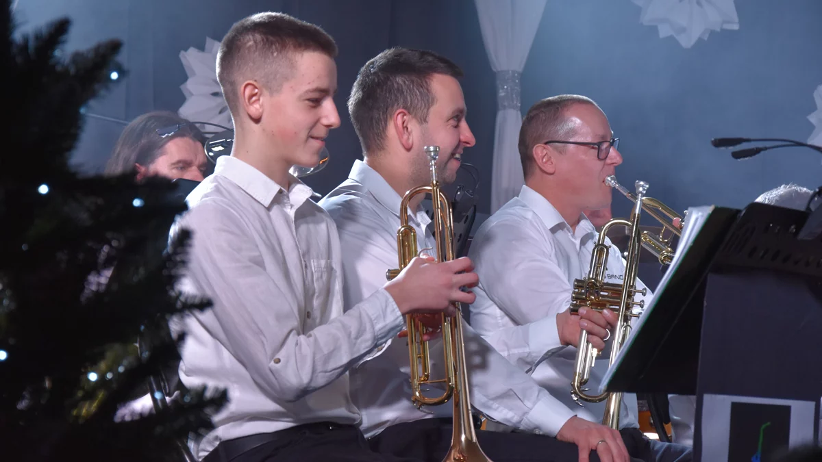 Udany debiut Big Band Pępowo w roli głównego artysty na scenie. Publiczność to doceniła, głośno oklaskując muzyków - Zdjęcie główne