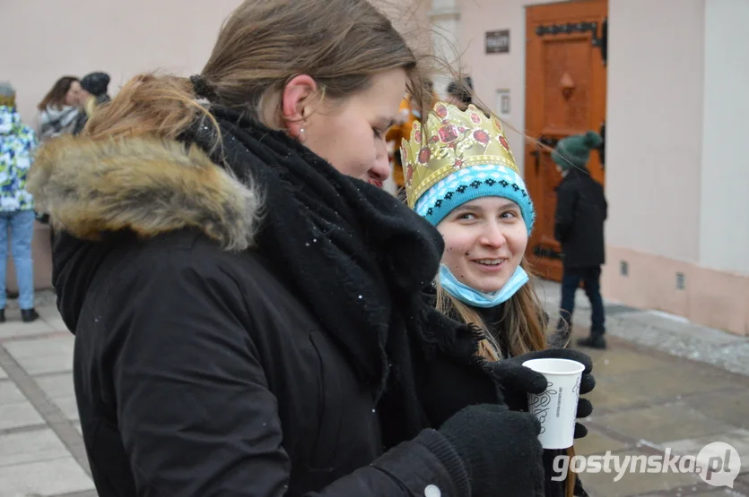 Podczas Orszaku Trzech Króli w Krobi zbierano dary dla Fundacji "Małych Stópek" oraz pieniądze na rzecz Zuzi Suleckiej ze Smogorzewa chorującej na rdzeniowy zanik mięśni - SMA