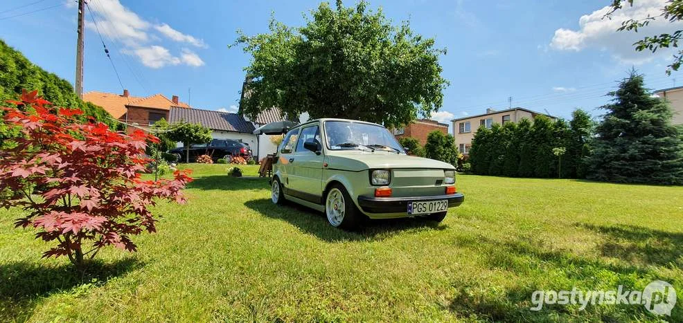 - Siedzi w garażu i ma się świetnie - rocznik 1989 w kolorze produkowanym tylko przez 4 lata Grigio Oslo. Jeden z nielicznych 126p, który został zakwalifikowany na targi Retro Moto Show - zdradza pan Jakub