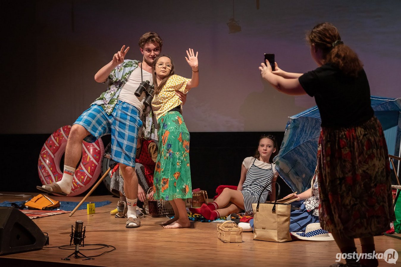 Krobia. Po prawie dwuletniej przerwie spowodowanej koronawirusowymi obostrzeniami w kulturze na scenę ze spektaklem gwarowym „Szafa kwiczy i w tango” powróciła krobska Grupa Teatralna "Na Fali". Jest to trzecia już cześć przygód Babci Janiny i jej rodziny