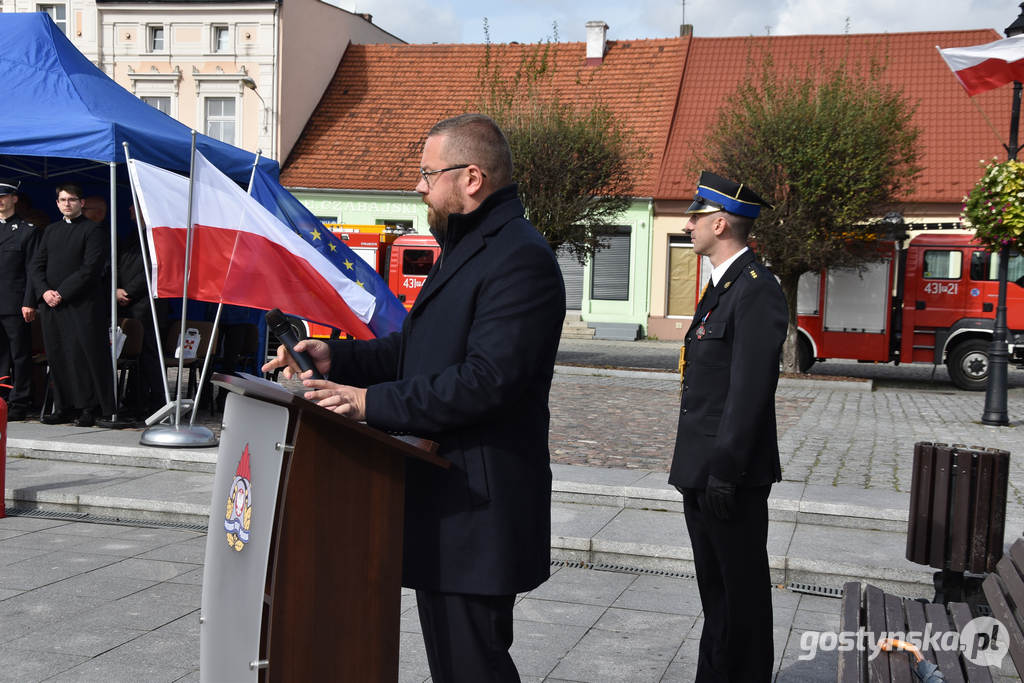 Gostyń. Podczas uroczystości nadania sztandaru KP PSP w Gostyniu strażakom - zawodowym i ochotnikom wręczono odznaczenia prezydenckie