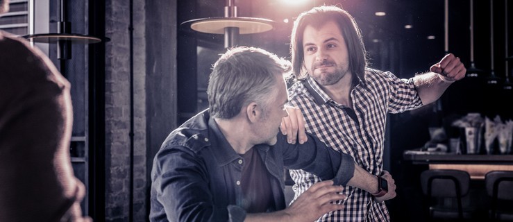 Niechciana wizyta na zebraniu. Zaczepki zakończyły się bójką - Zdjęcie główne