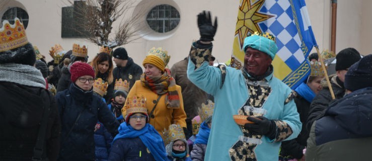 Olbrzymi orszak przeszedł ulicami miasta - Zdjęcie główne