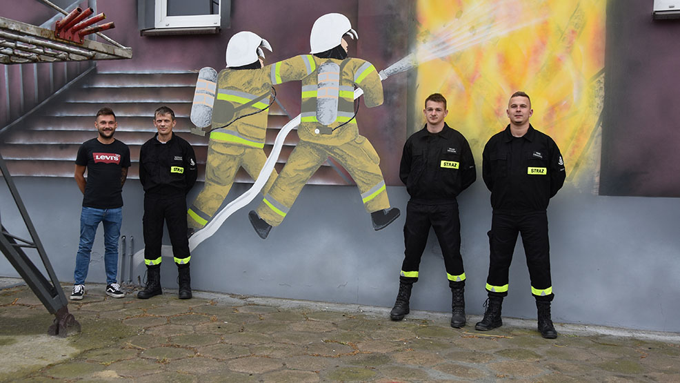 Remiza płonie! Strażacy gaszą! Mural w Szelejewie druhowie wykonali własnymi rękami - Zdjęcie główne
