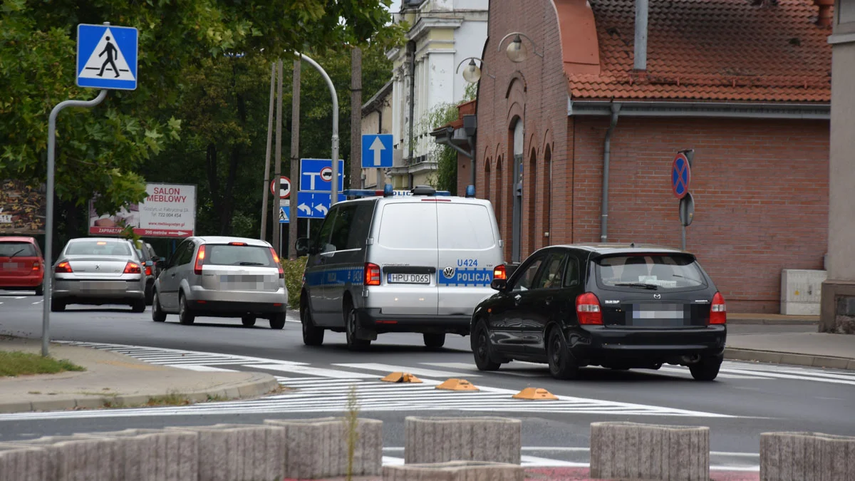 „Bum” w centrum Gostynia. Volkswagen wepchnął się na siłę i zarobił „strzał” w bok - Zdjęcie główne