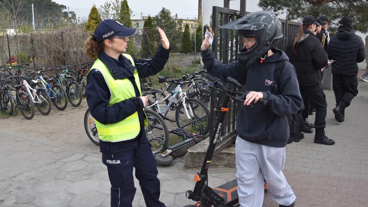 Zamieszanie pod gostyńską szkołą. Było ciekawie, z transparentami. Co to za akcja?