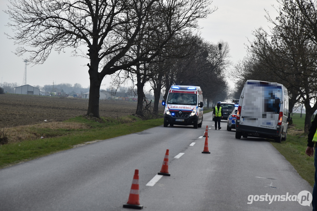 Na prostym odcinku drogi pomiędzy Bielawami Pogorzelskimi a Elżbietkowem doszło do potrącenia rowerzysty przez samochód. Nieprzytomny mężczyzna został przetransportowany śmigłowcem LPR do szpitala w Jarocinie