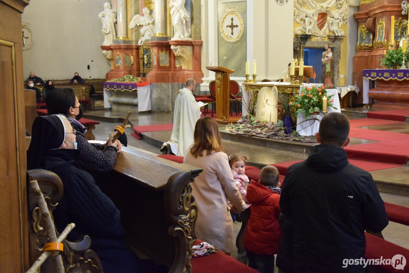 W piątek, 19 marca uczestnicy Ekstremalnej Drogi Krzyżowej wyruszyli ze Świętej Góry na trasy po mszach świętych o godzinach 17.00 i 19.00. Każdy pielgrzym otrzymał indywidualne błogosławieństwo