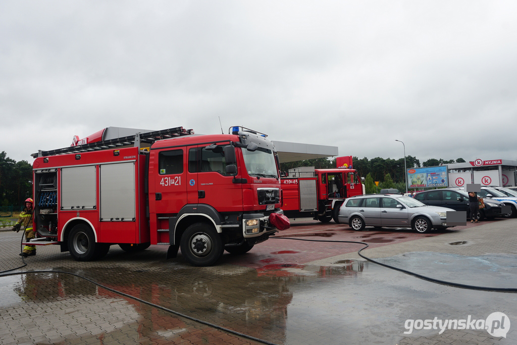 Pożar mercedesa w pobliżu marketu w Piaskach.