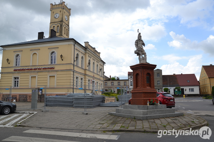 Krobia. Wykonawca inwestycji - firma Polskie Surowce Skalne sp. z o.o. Grupa Budowlana z Bielan Wrocławskich rozpoczął rozbiórkę chodników wokół rynku