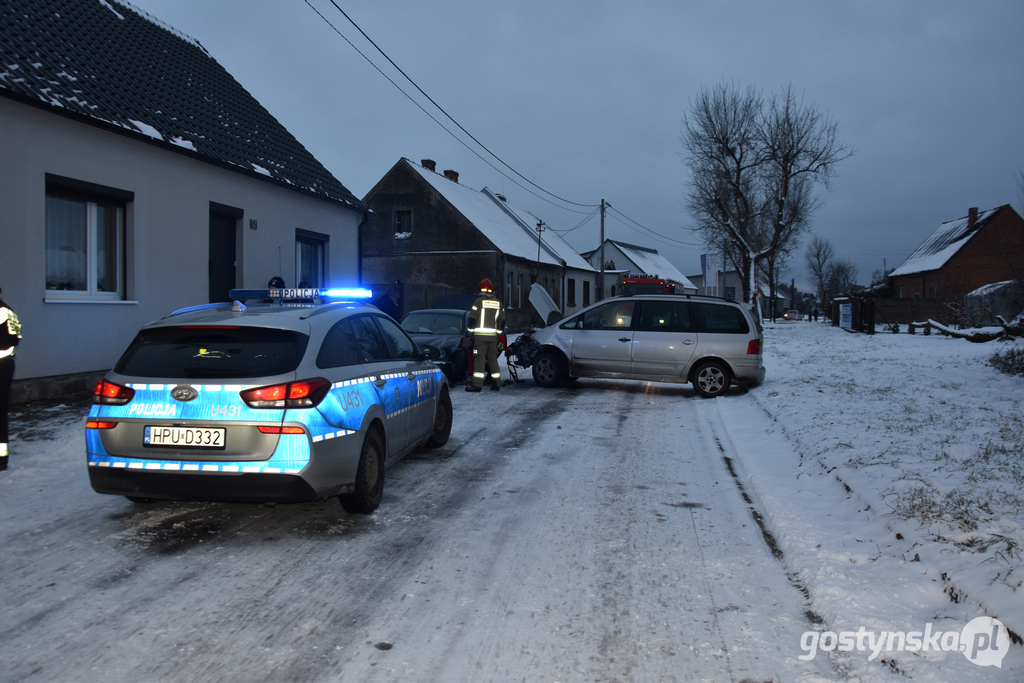 Pogorzela. Na ul. Błonie zderzyły się dwa samochody osobowe