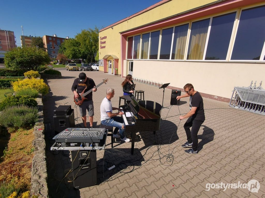 Granie na tarasie i dziecięca radość na zielono - Zdjęcie główne