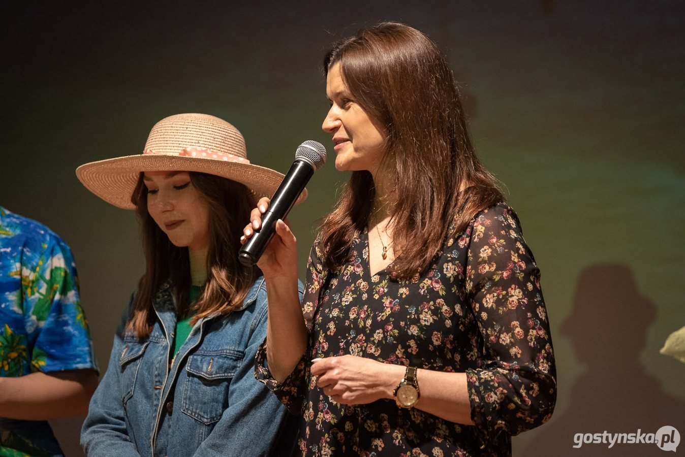 Krobia. Po prawie dwuletniej przerwie spowodowanej koronawirusowymi obostrzeniami w kulturze na scenę ze spektaklem gwarowym „Szafa kwiczy i w tango” powróciła krobska Grupa Teatralna "Na Fali". Jest to trzecia już cześć przygód Babci Janiny i jej rodziny