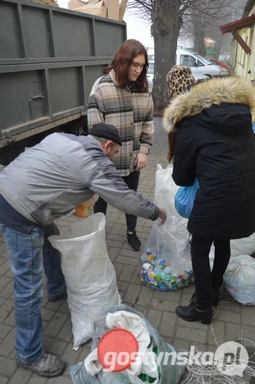 Żychlewo. Pierwsza partia makulatury, nakrętek, puszek i zużytych baterii zebranych dla Zuzi trafiła do Smogorzewa, do dziadków chorej dziewczynki. Mieszkańcy Żychlewa nie mają jednak zamiaru na tym poprzestać i chcą regularnie zbierać odpady, aby pomóc w zebraniu 9,5 mln złotych na terapię genową