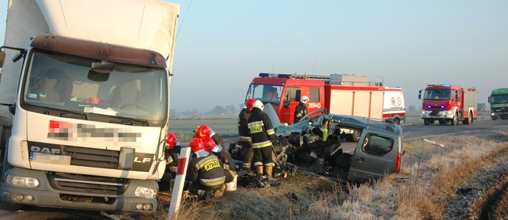 Osobówka najechała na ciężarówkę. Trzy osoby poszkodowane - Zdjęcie główne