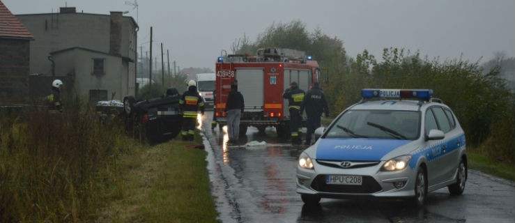 Dachował i wpadł do rowu z przyczepką - Zdjęcie główne