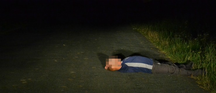 Położył się w nocy na drodze, cudem zauważył go kierowca  - Zdjęcie główne
