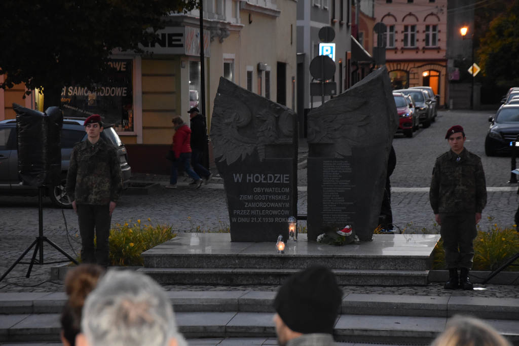 Gostyń. Obchody 82. rocznicy rozstrzelania przez Niemców 30 obywateli miasta Gostynia i okolicy. Składanie wieńców pod Pomnikiem Rozstrzelanych