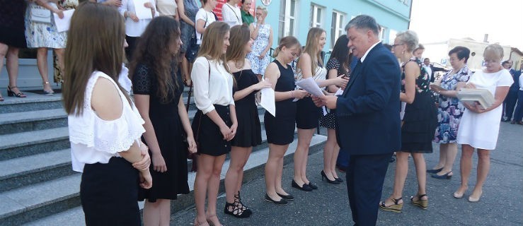 Teraz mają dwa miesiące przerwy od szkolnych obowiązków - Zdjęcie główne