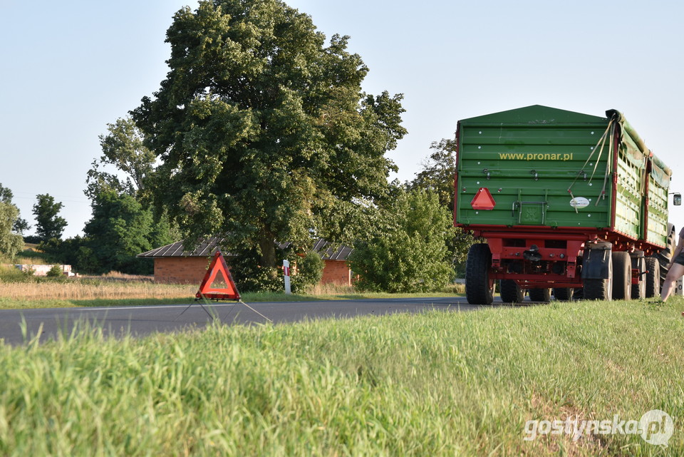 Gostyń - Krobia. Kolizja osobówki z ciągnikiem rolniczym z przyczepami na drodze wojewódzkiej 434. Pogorzela - Pępowo - do zderzenia dwóch samochodów doprowadziła nastolatka, kierujące bez uprawnień