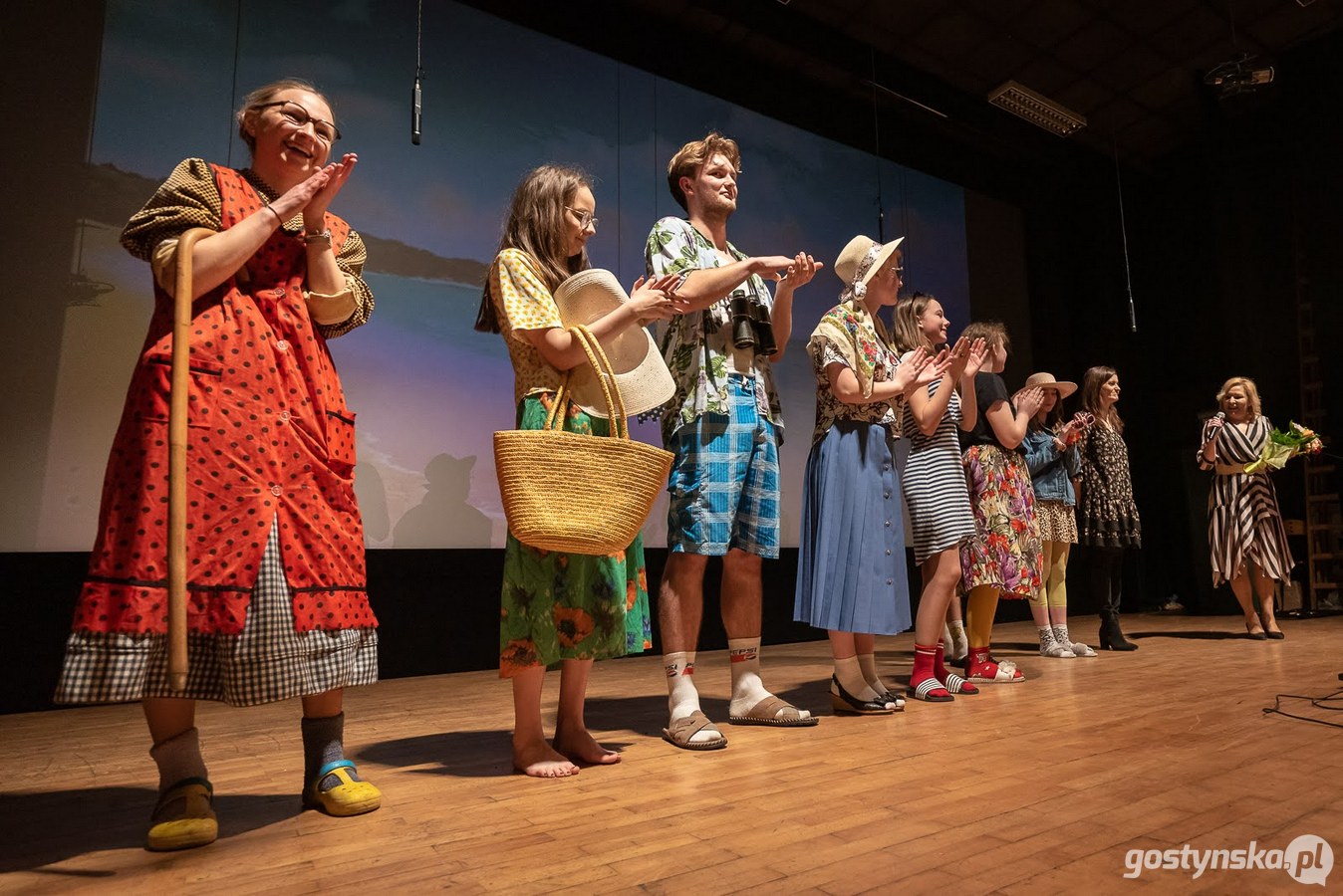 Krobia. Po prawie dwuletniej przerwie spowodowanej koronawirusowymi obostrzeniami w kulturze na scenę ze spektaklem gwarowym „Szafa kwiczy i w tango” powróciła krobska Grupa Teatralna "Na Fali". Jest to trzecia już cześć przygód Babci Janiny i jej rodziny