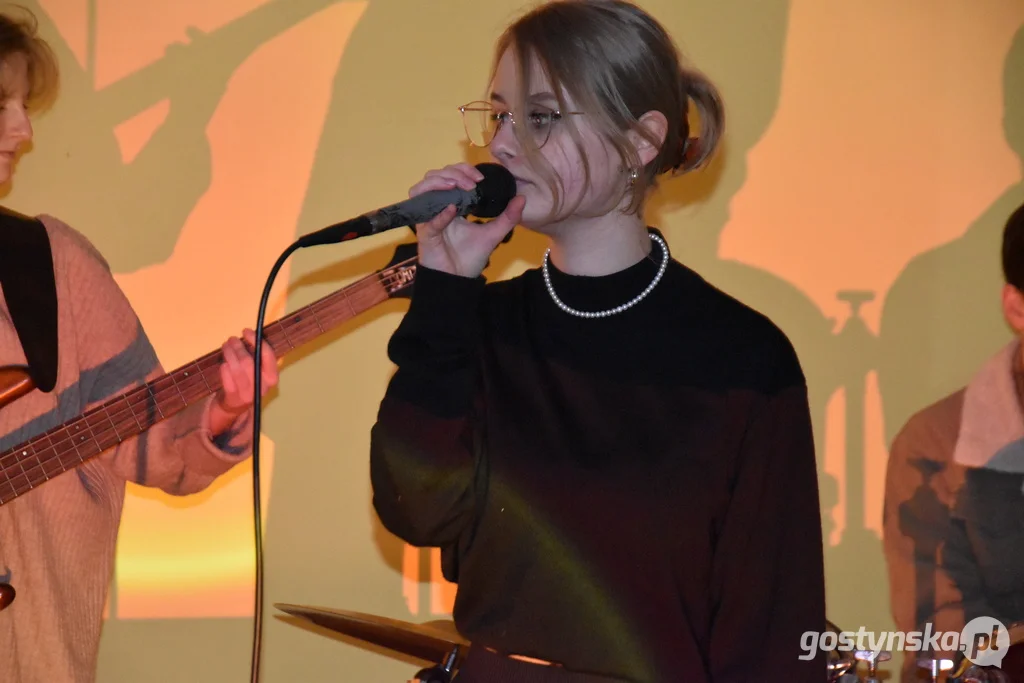 Powiat gostyński. Od roku działa muzyczna kapela Sands w składzie: Julia Rymkiewicz - wokalistka, Eryk Wika - perkusja, Dominika Krzyżostaniak - gitara basowa, Szymon Strugała - gra na gitarze elektrycznej