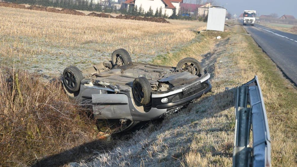 Spojrzała w lusterko i... znalazła się w rowie. Nastolatka dostała „po kieszeni” - Zdjęcie główne