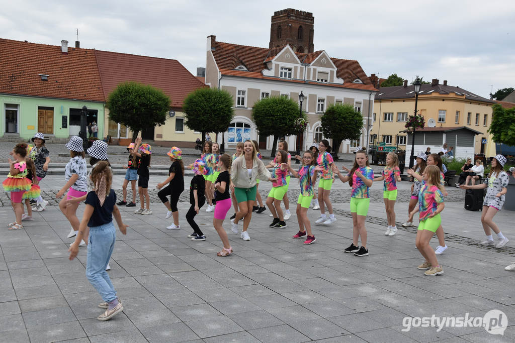 Gostyń. Zakończenie sezonu w szkole tańca Desperado. Podopieczni wraz z dorosłymi mieszkańcami tańczą "Jerusalema" w Wituś DANCE CHALLENGE 