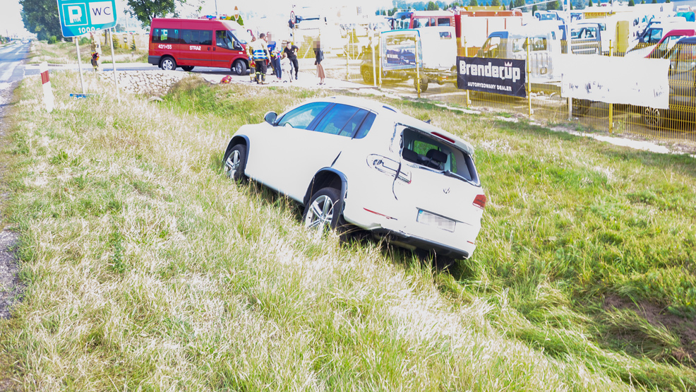 Kolizja na Poznańskiej. Auto z dwójką dzieci wpadło do rowu - Zdjęcie główne