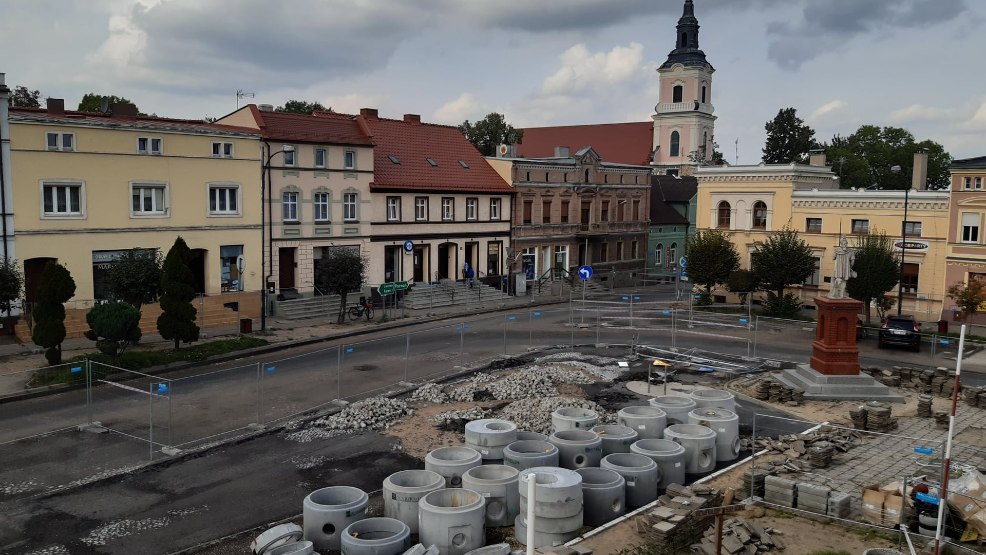 Wykonawca przebudowy rynku w Krobi wznowił roboty. Jest nowa organizacja ruchu w rewitalizowanym centrum miasta - Zdjęcie główne