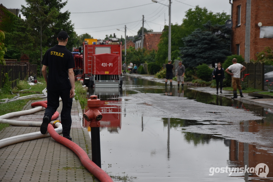 Poniec. Zalana wieś Bączylas. Strażacy i mieszkańcy walczyli z żywiołem przez kilkanaście godzin