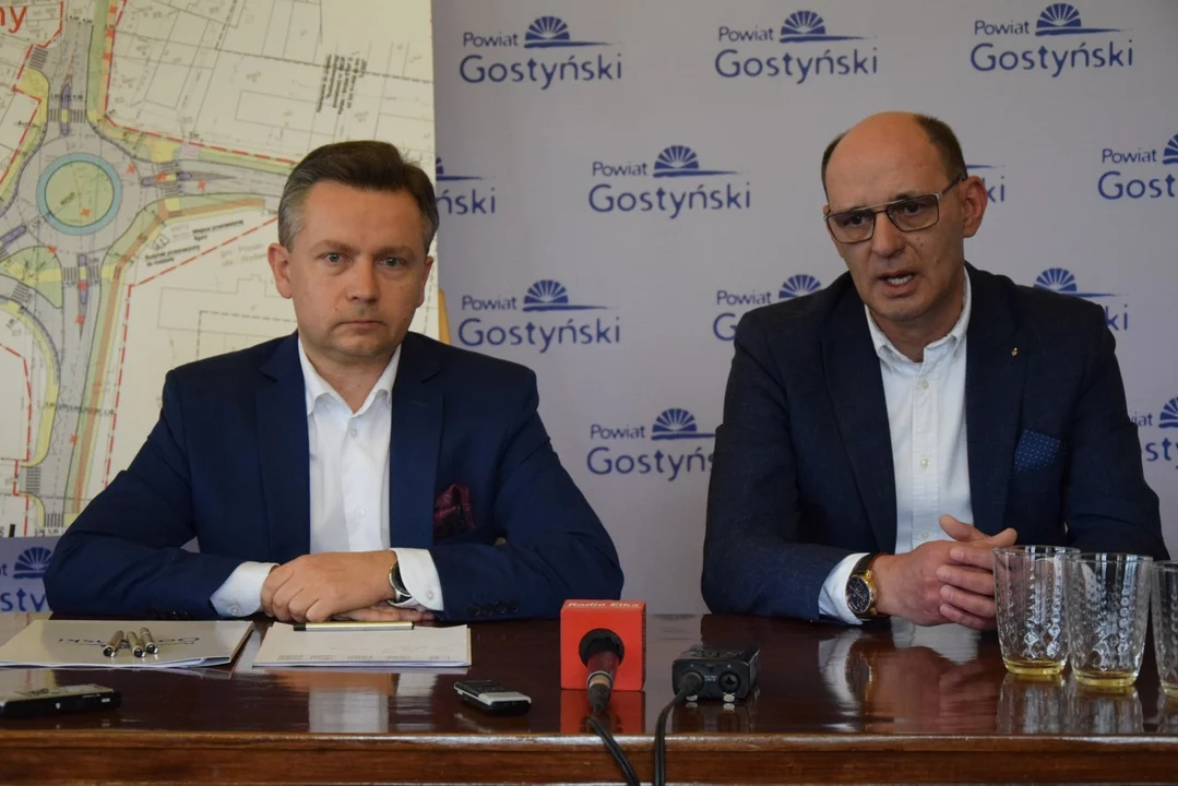 Krobia. - Mamy nadzieję na dobrą współpracę z firmą, na wykonania w terminie i że spotkamy się najpóźniej z końcem listopada po to, żeby zakomunikować wszystkim mieszkańcom, że rondo jest gotowe i rozwiązujemy ważny strategiczny problem komunikacyjny - mówił starosta Robert Marcinkowski podczas podpisywania umowy z wykonawcą