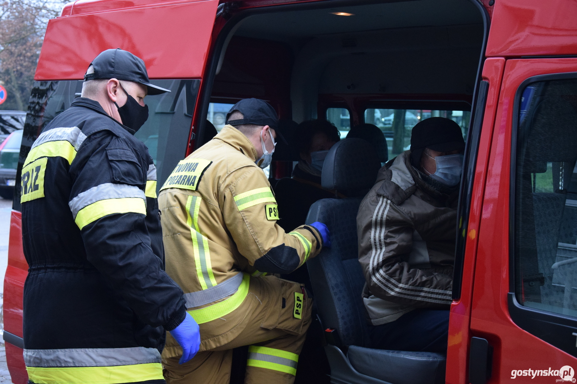 Gostyń. Do transportu emerytowanego strażaka do szpitala na szczepienie wykorzystano strażacki tabor