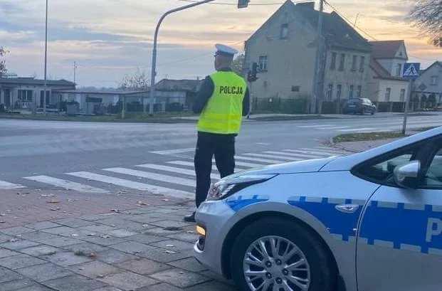 Wtargnął na jezdnię i dostał mandat. Poranne zdarzenie w Gostyniu - Zdjęcie główne