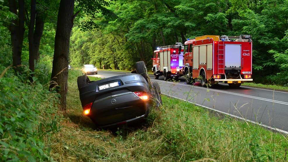 Osobowy samochód rolował do rowu. Zatrzymał się na dachu - Zdjęcie główne