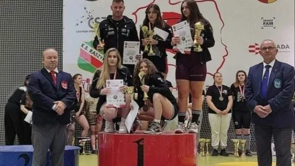 Na mistrzostwach Polski w Raszynie wystąpili doświadczeni zawodnicy i zawodniczki klubu Sportatut Krobia, jak również debiutujący na pomoście - Zdjęcie główne