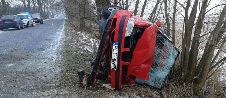 Wpadły w poślizg. Matkę z córką zabrano do szpitala  - Zdjęcie główne