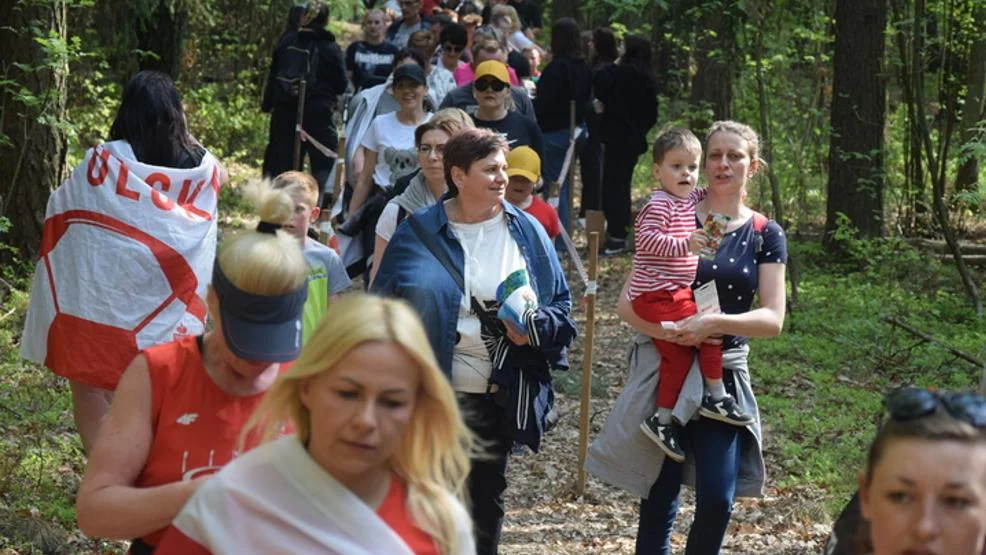 Bieg Wiosny w Karcu 2022. Na starcie ponowie stanęły setki biegaczy, rodziny z dziećmi, seniorzy i najmłodsi - Zdjęcie główne