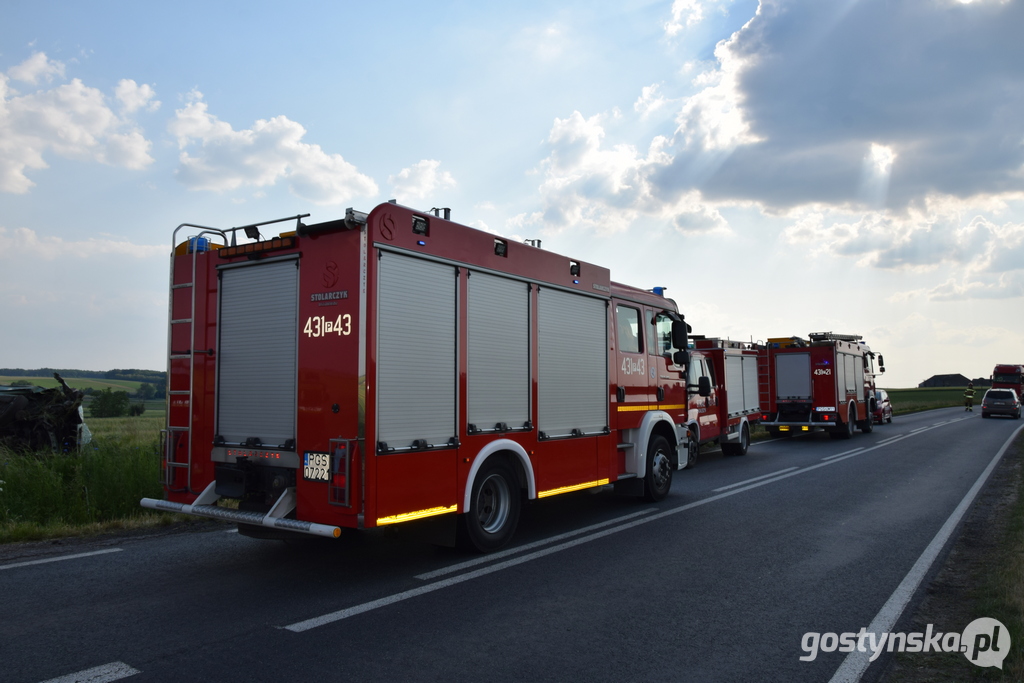 Samochód osobowy dachował w polu na drodze wojewódzkiej 308.