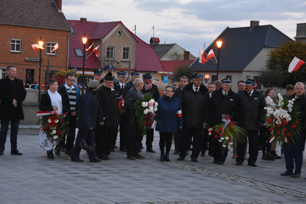 Gostyń. Obchody 82. rocznicy rozstrzelania przez Niemców 30 obywateli miasta Gostynia i okolicy. Składanie wieńców pod Pomnikiem Rozstrzelanych