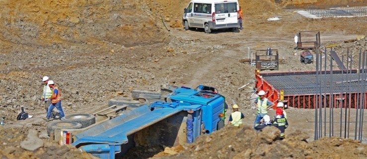 Ciężarówka spadła do wykopu budowy obwodnicy w Jarocinie - Zdjęcie główne