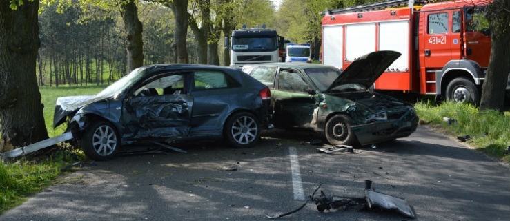 Zderzyły się trzy samochody. Trasa całkowicie zablokowana - Zdjęcie główne