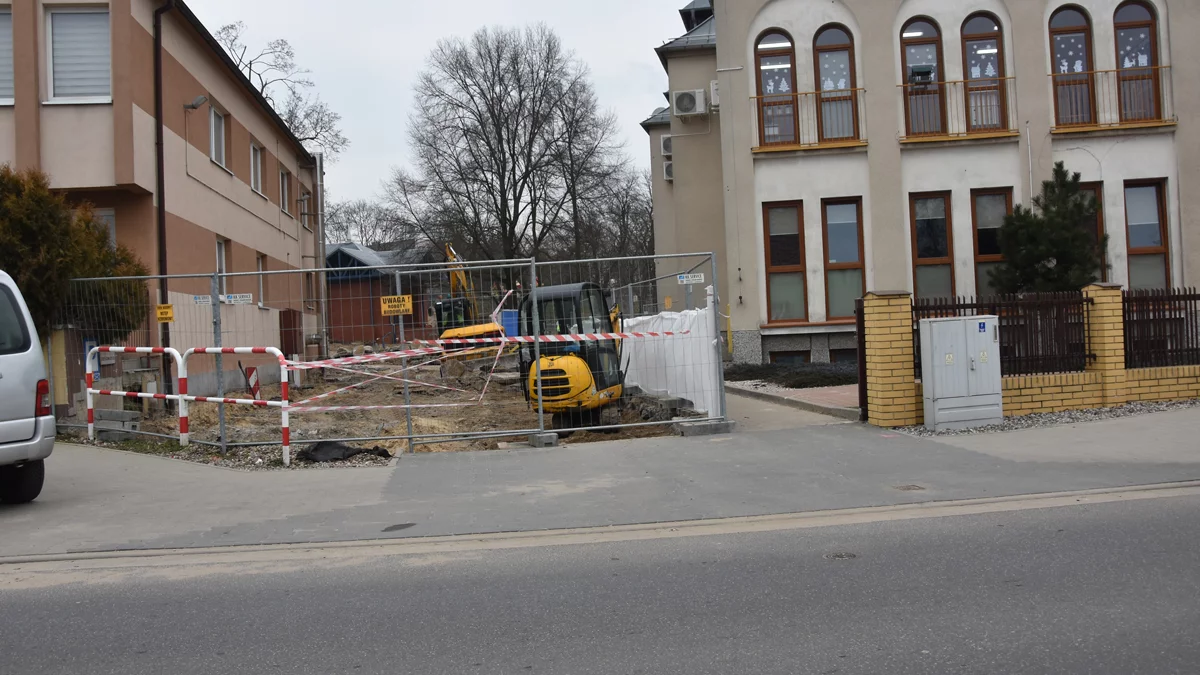 Oburzeni rodzice z przedszkola miejskiego i żłobka w Gostyniu. Brakuje miejsc parkingowych. Gmina nie wpuści samochodów do parku miejskiego i szuka rozwiązania - Zdjęcie główne