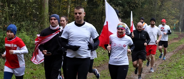 Biegli z flagami w dłoniach i z dumą w sercu - Zdjęcie główne