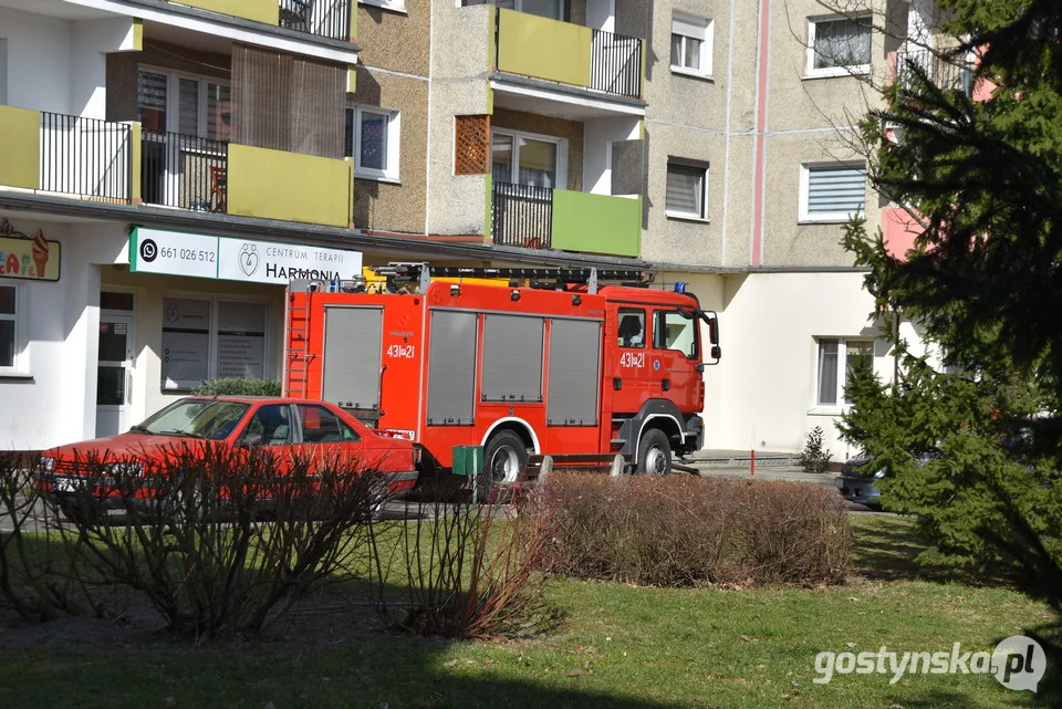 Gostyń. Ratownicy z LPR transportują chorego mieszkańca Gostynia do szpitala w Ostrowie Wlkp.