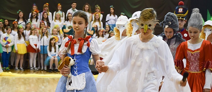 Aplauz publiczności na zakończenie muzycznej bajki - Zdjęcie główne