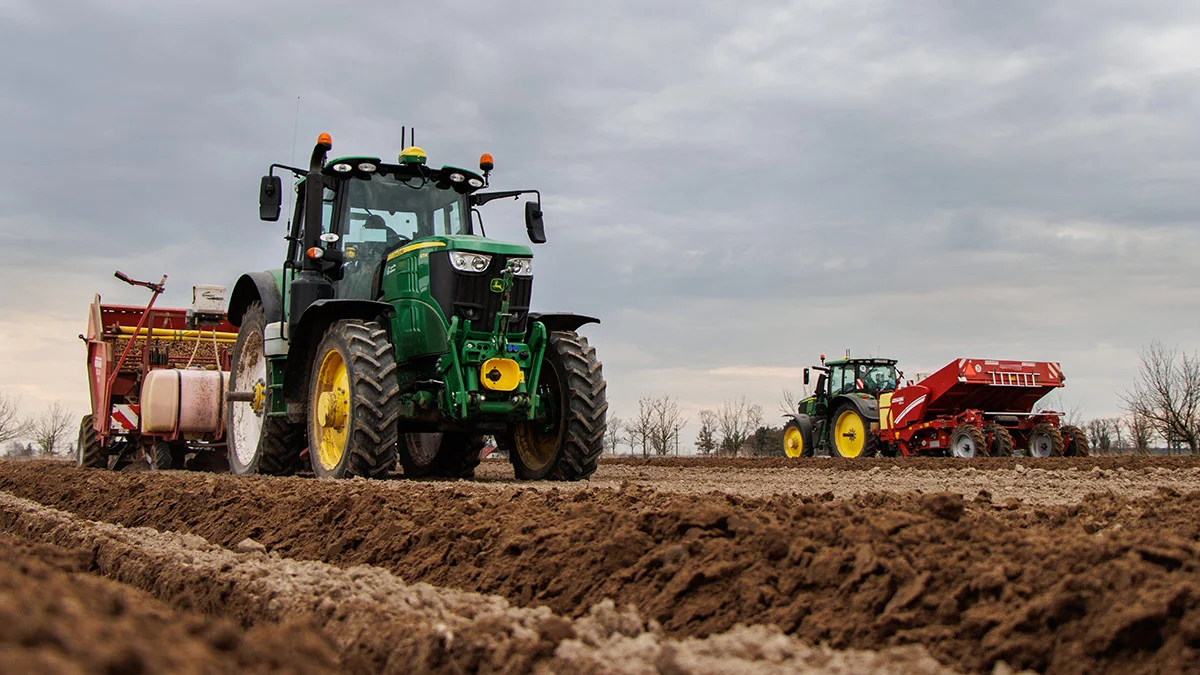 Przemiany w polskim rolnictwie: Czy wynajem usług mechanizacyjnych to przyszłość? - Zdjęcie główne