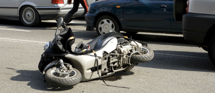 Wjechał motorowerem w forda i trafił do szpitala - Zdjęcie główne